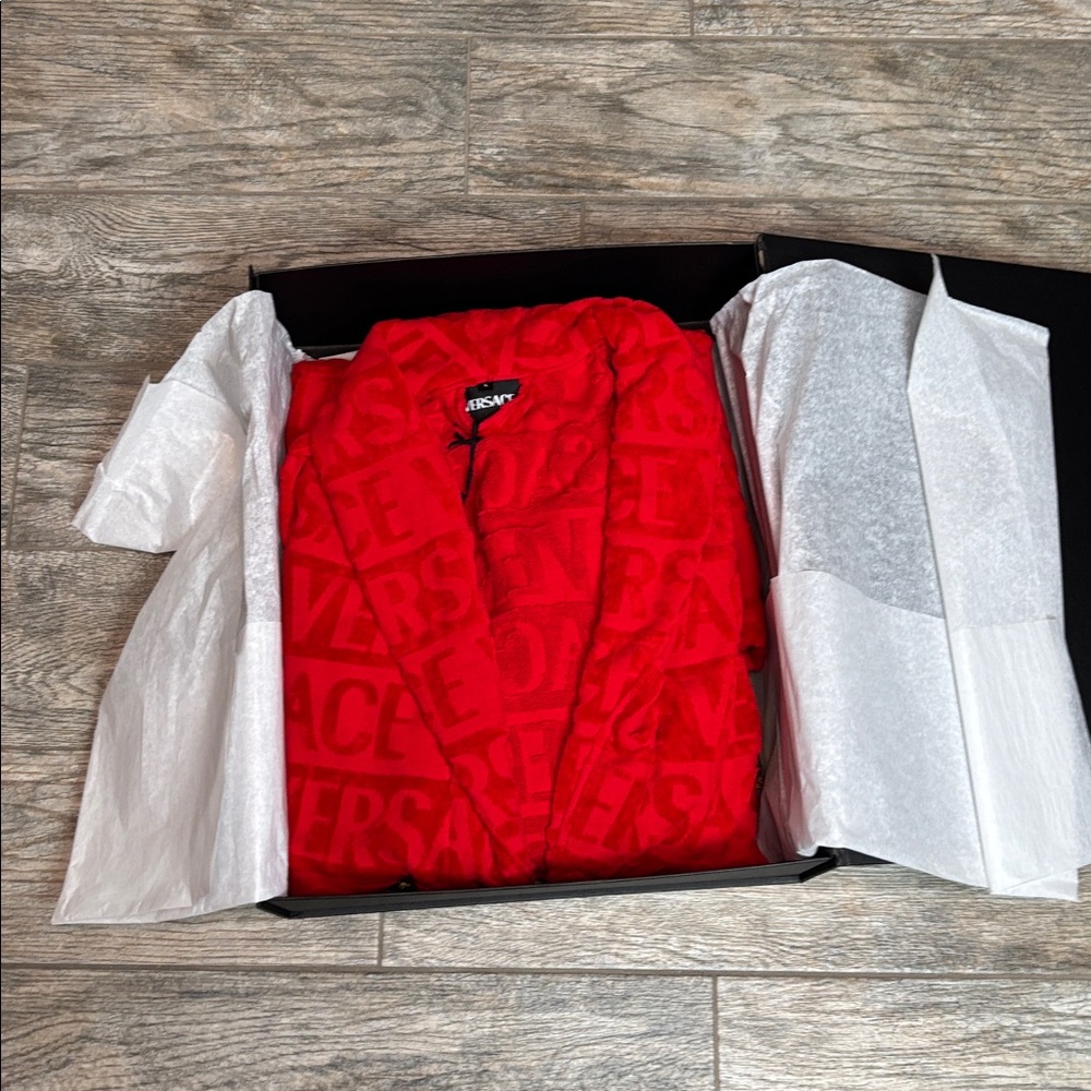 NWT Versace Red and Gold Patterned Robe - Picture 7 of 12